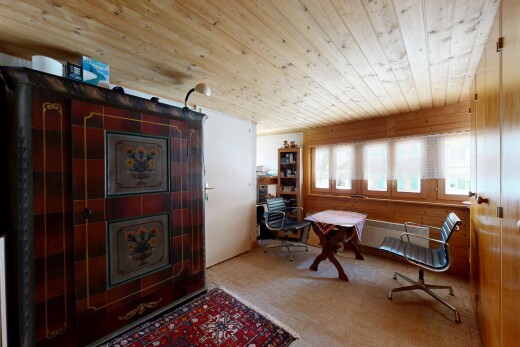 bureau avec wood ceiling, plafond en bois, inside property, carpet, et moquette
