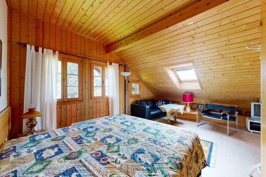 chambre avec plafond en bois, wood ceiling, plafond voûté, vaulted ceiling, et inside property