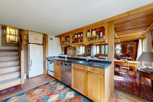 cuisine avec armoires de style shaker, shaker cabinets, fenêtre de service, pass through window, et réfrigérateur