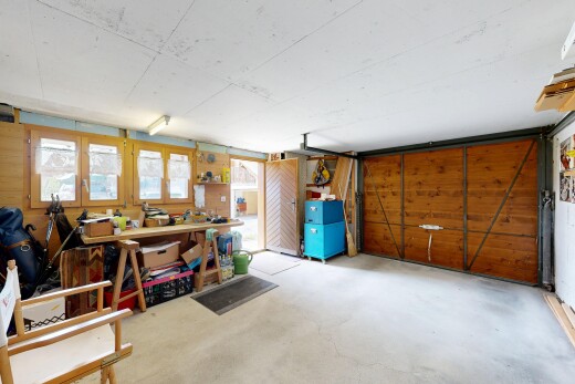 bureau avec mur en bois, wood wall, sol en béton, concrete floor, et inside property