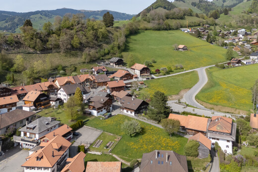 façade avec mountain view, vue sur la montagne, residential view, vue résidentielle, et aerial view