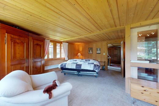 salon avec inside property, plafond en bois, wood ceiling, moquette, et carpet