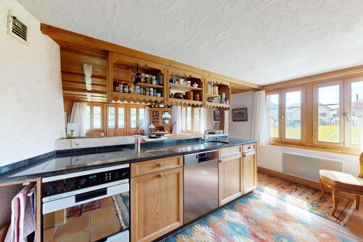 cuisine avec armoires de style shaker, shaker cabinets, four, plafond texturé, et textured ceiling