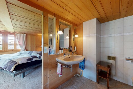 salle de bains avec miroir, inside property, plafond en bois, wood ceiling, et salle de bain attenante