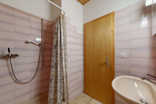 salle de bains avec douche, salle de bain complète, évier, light floor, et tile wall