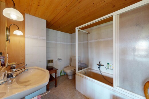 salle de bains avec mur en carrelage, tile wall, plafond en bois, wood ceiling, et salle de bain complète