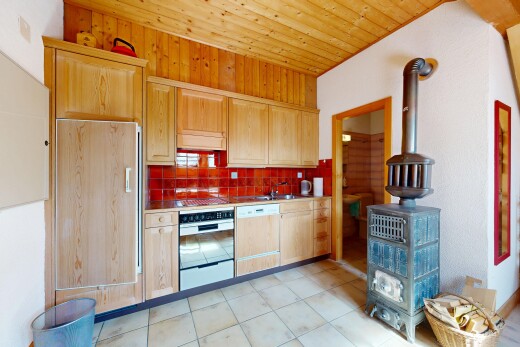 cuisine avec armoires marron clair, light brown cabinets, dosseret, backsplash, et light floor