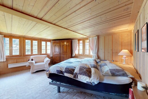 chambre avec mur en bois, wood wall, inside property, plafond en bois, et wood ceiling