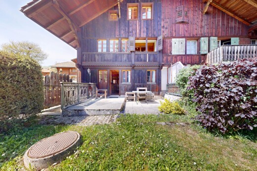 façade avec bardage vertical, balcon, terrasse, bardage en bois, et clôture