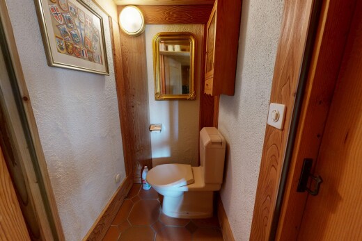 salle de bains avec sol en carrelage, tile floor, toilette, inside property, et mur texturé