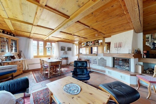 salon / salle à manger avec inside property, plafond en bois, wood ceiling, lumière naturelle, et natural light
