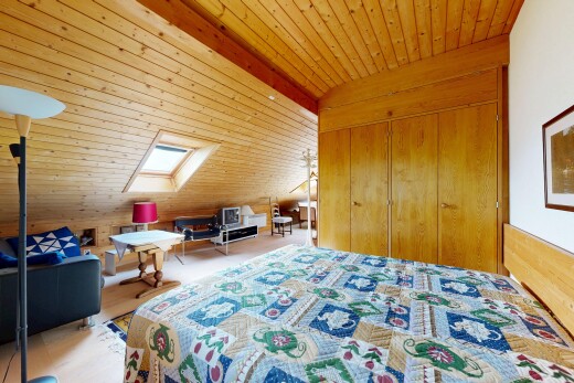 chambre avec pièce supplémentaire, mur en bois, wood wall, plafond en bois, et wood ceiling