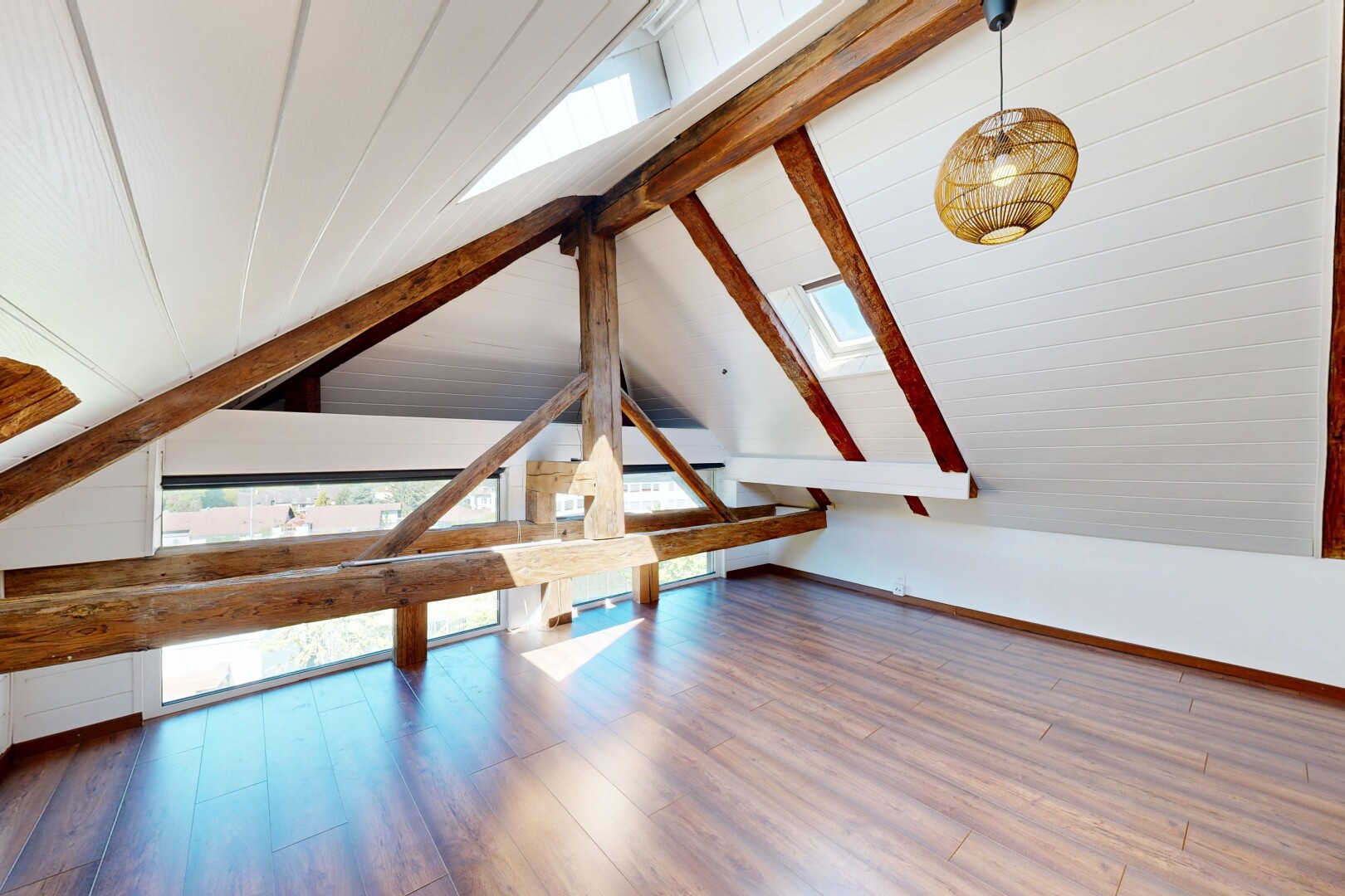 pièce vide avec puits de lumière, plafond à poutres, beamed ceiling, lumière naturelle, et natural light