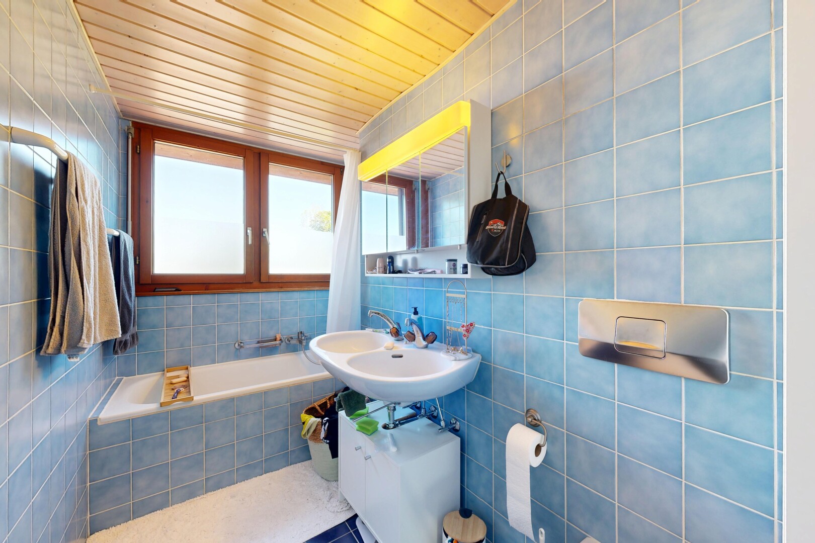 salle de bains avec tile wall, mur en carrelage, salle de bain complète, miroir, et natural light