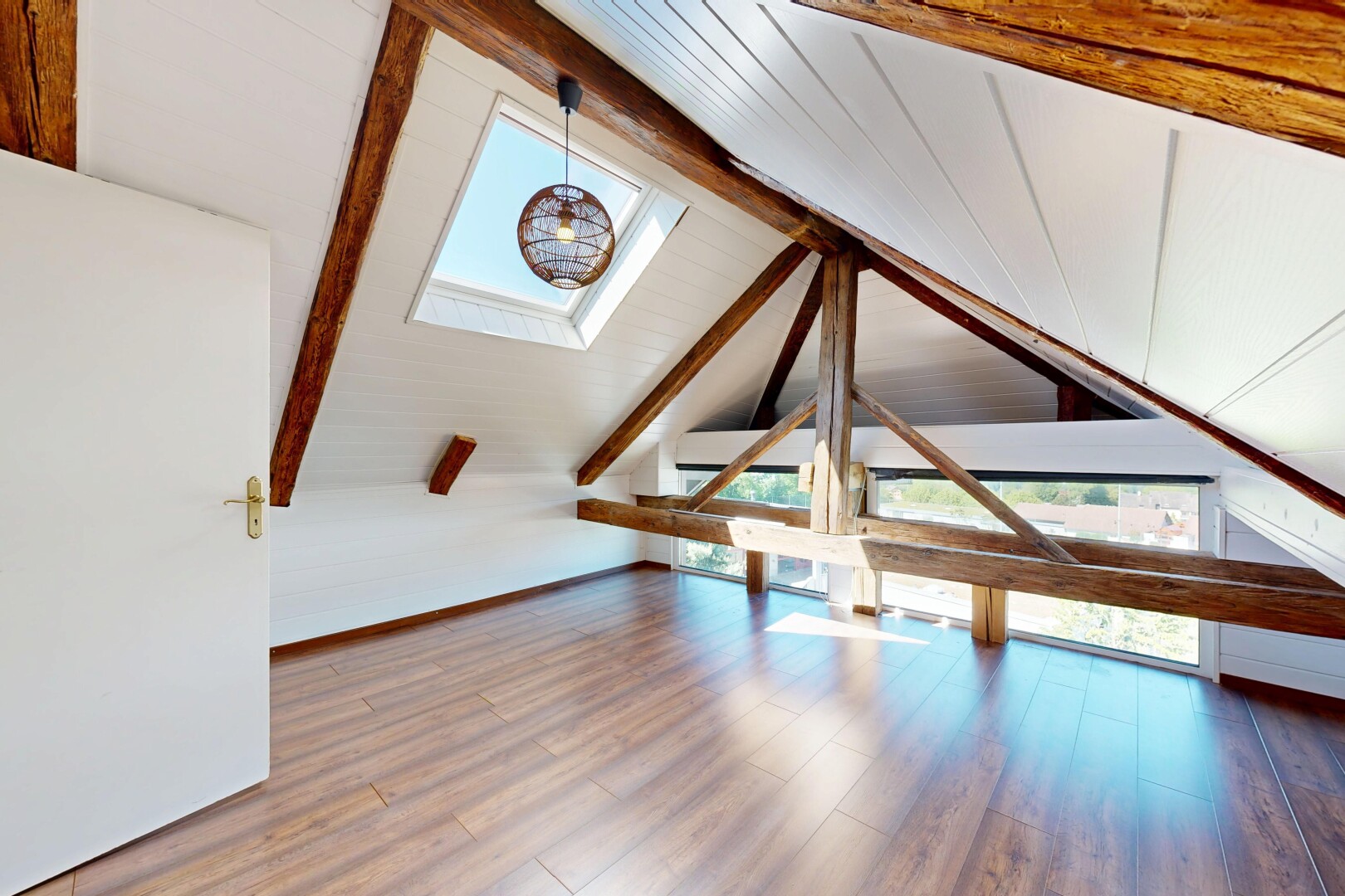 pièce vide avec natural light, lumière naturelle, inside property, wood finish floor, et sol en finition bois