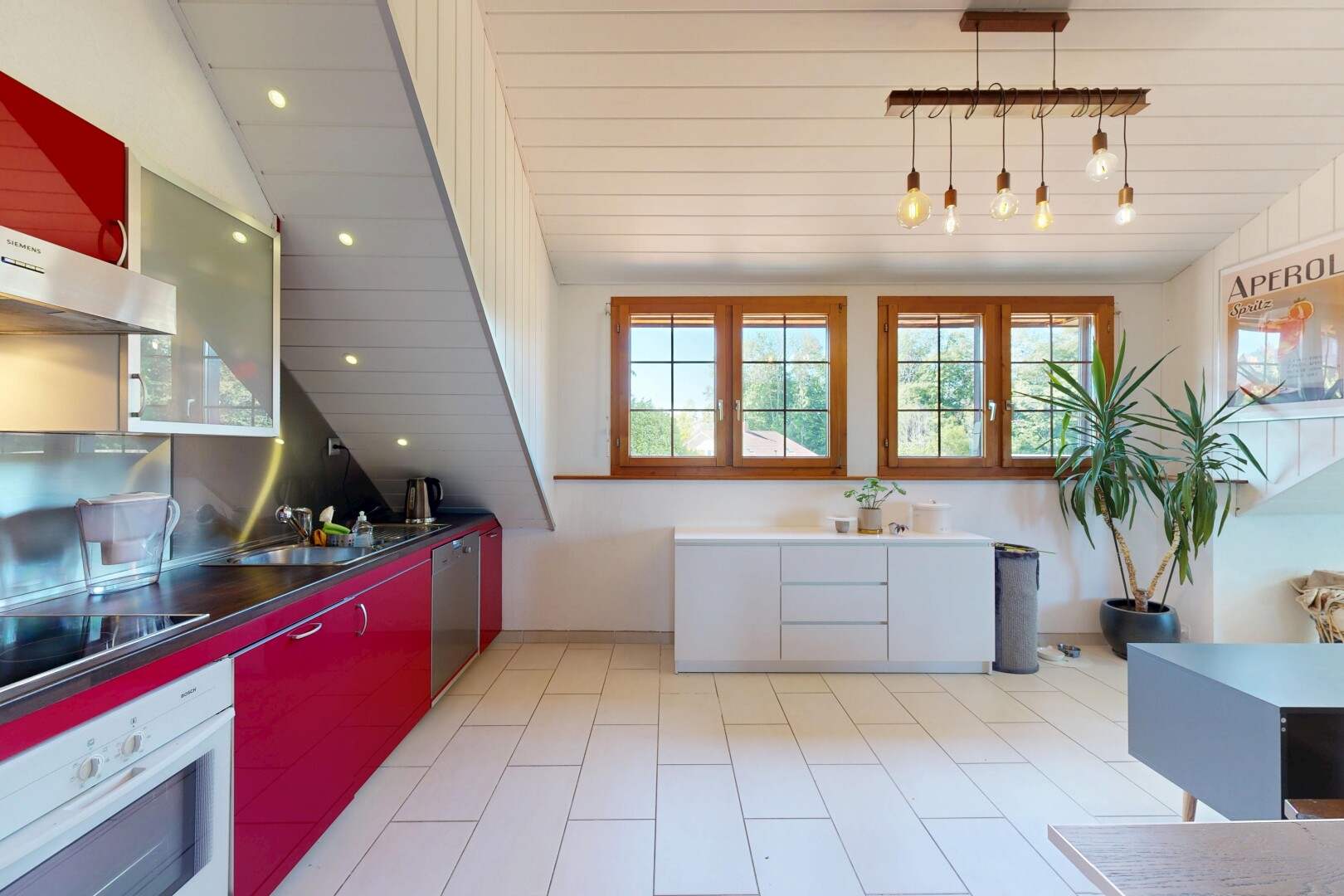 cuisine avec four, light floor, inside property, dark countertops, et plafond voûté