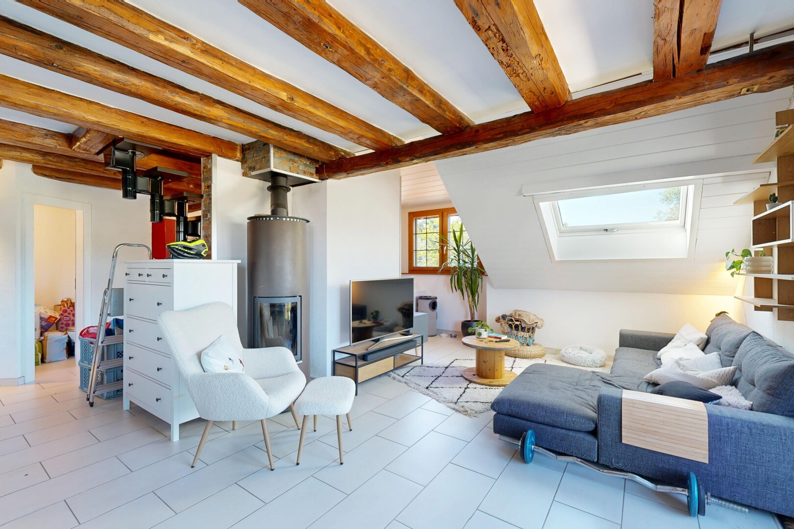 salon avec inside property, lumière naturelle, natural light, puits de lumière, et télévision