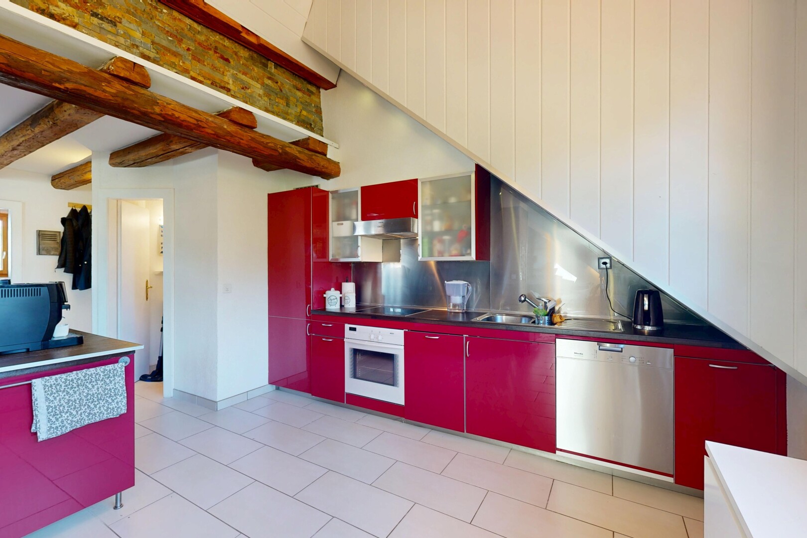 cuisine avec light floor, armoires rouges, red cabinets, four, et plans de travail