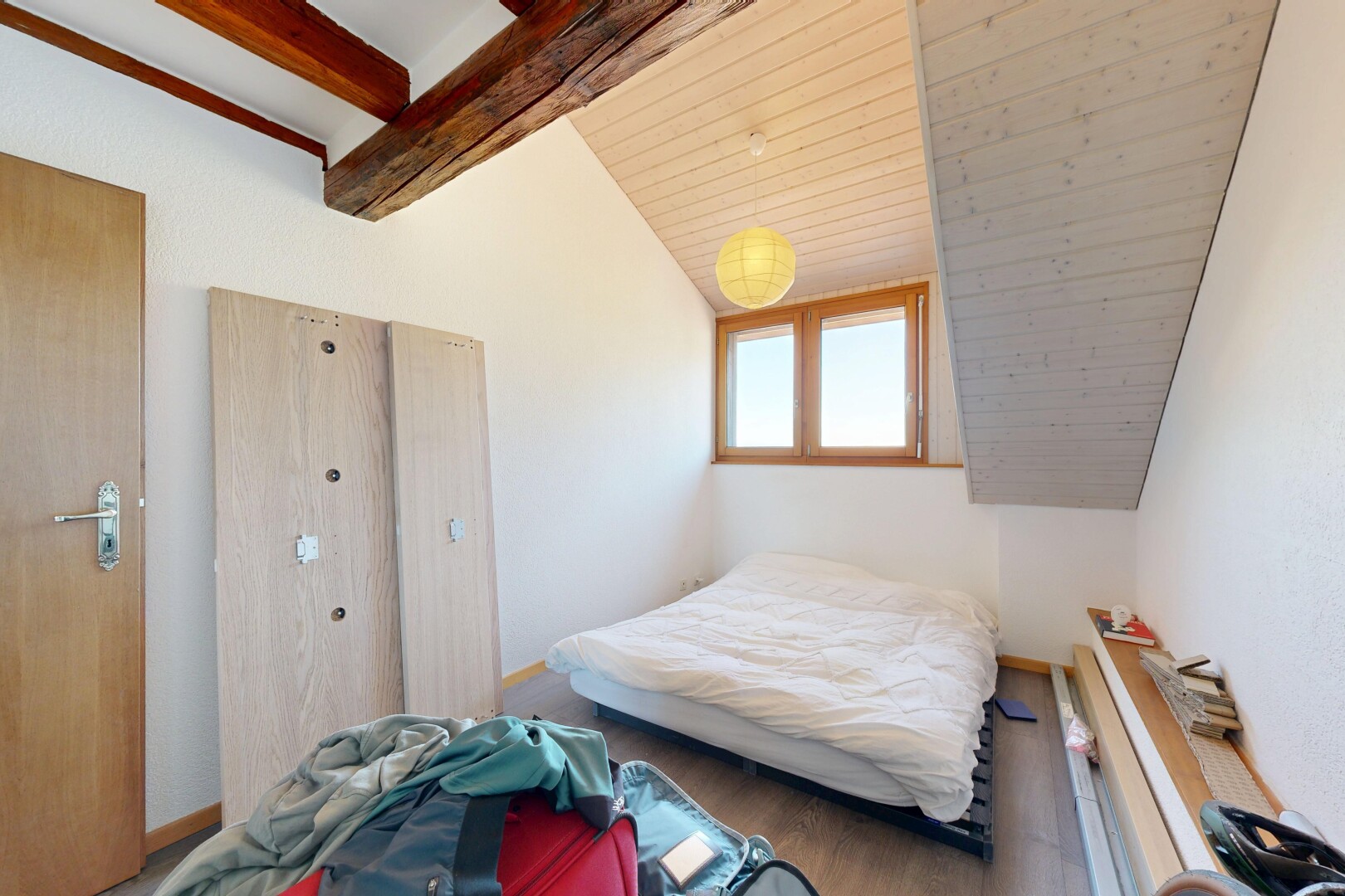 chambre avec lumière naturelle, natural light, plafond à poutres, beamed ceiling, et inside property