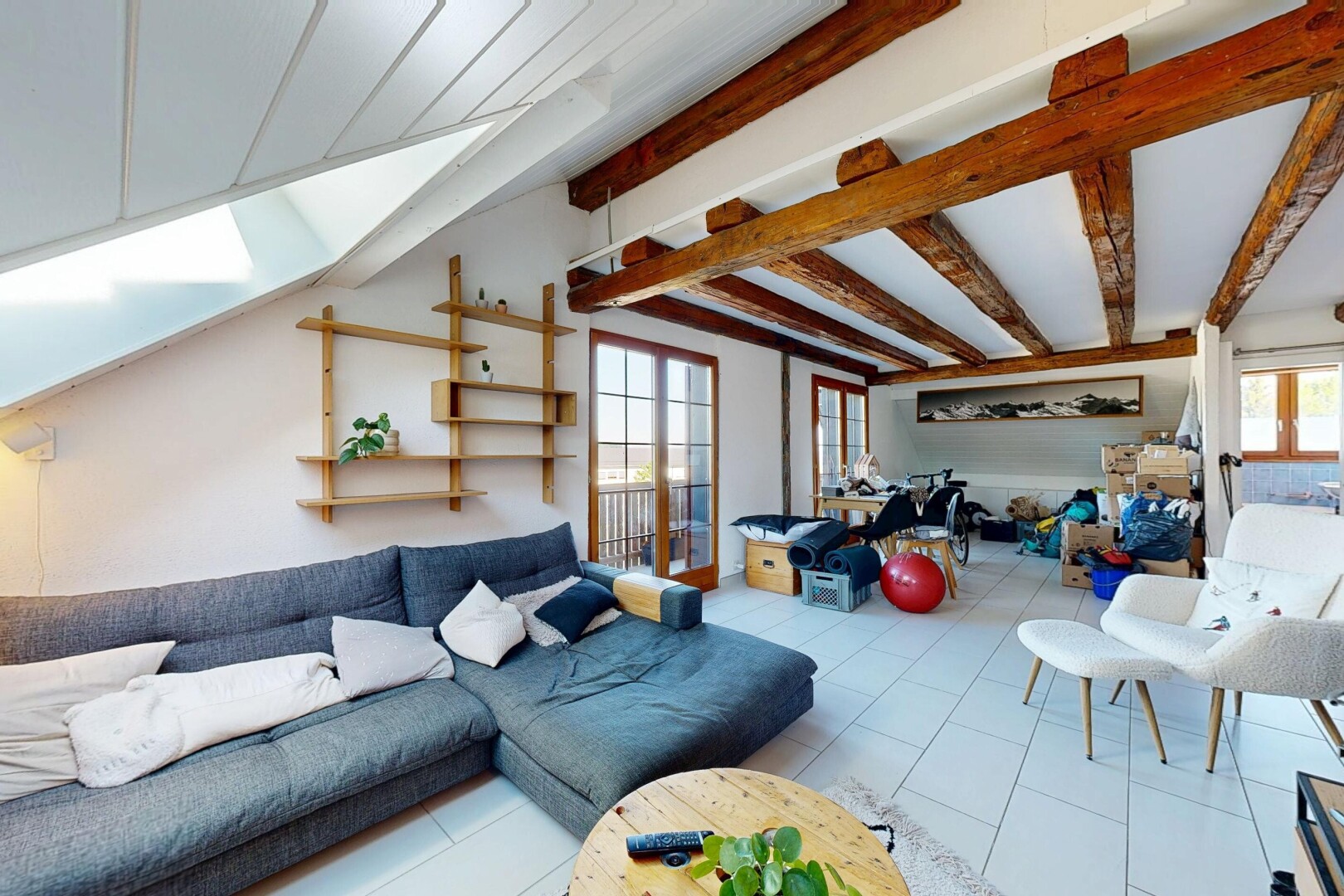 salon avec inside property, plafond à poutres, beamed ceiling, lumière naturelle, et natural light