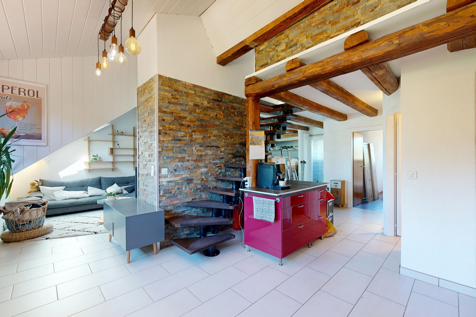 escaliers avec mur en pierre, stone wall, inside property, plafond haut, et high ceiling
