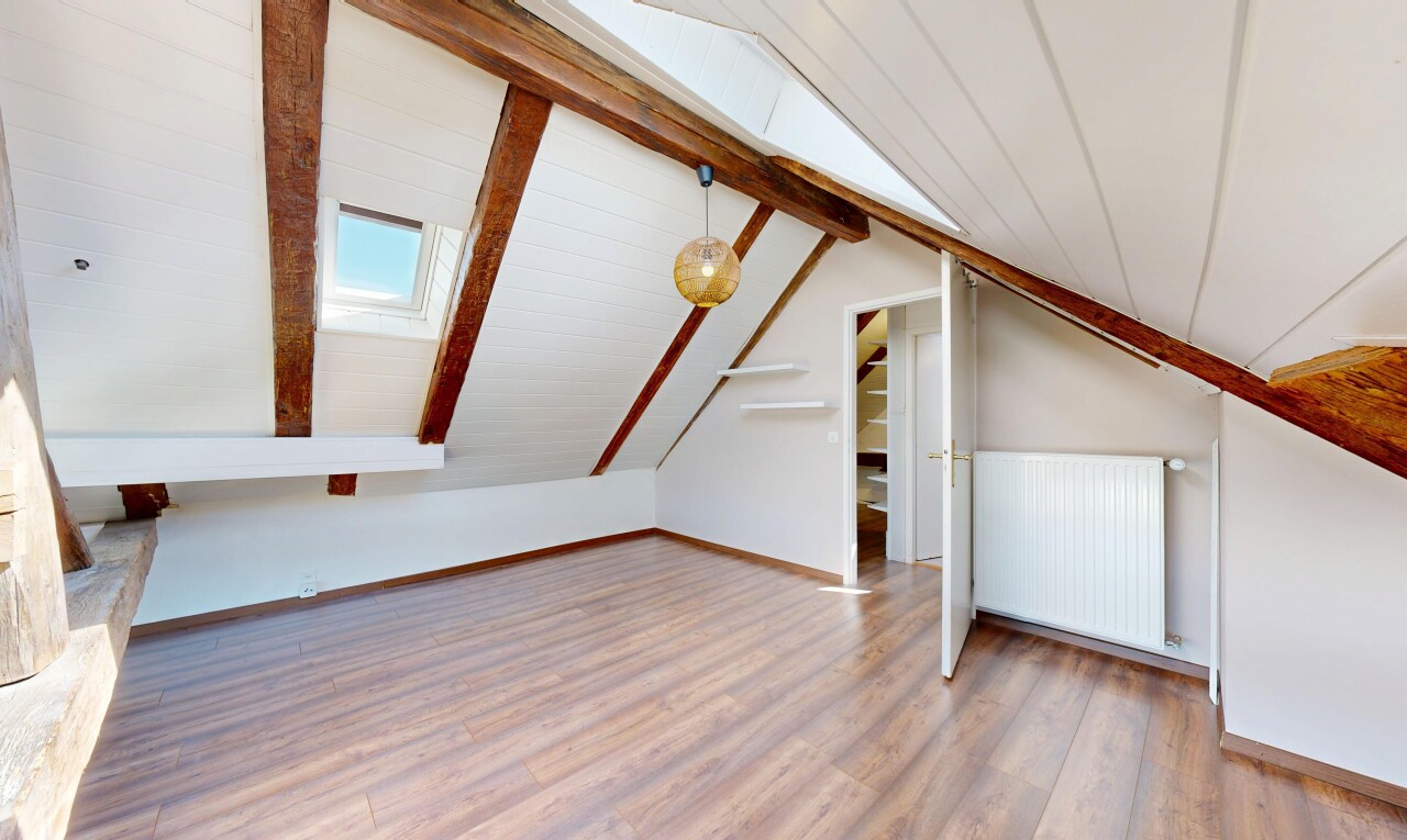pièce vide avec puits de lumière, radiateur, cloison sèche, drywall, et inside property