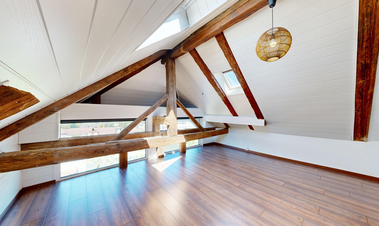 pièce vide avec puits de lumière, plafond à poutres, beamed ceiling, lumière naturelle, et natural light