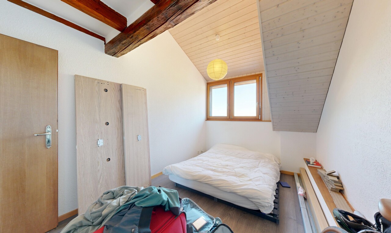 chambre avec lumière naturelle, natural light, plafond à poutres, beamed ceiling, et inside property