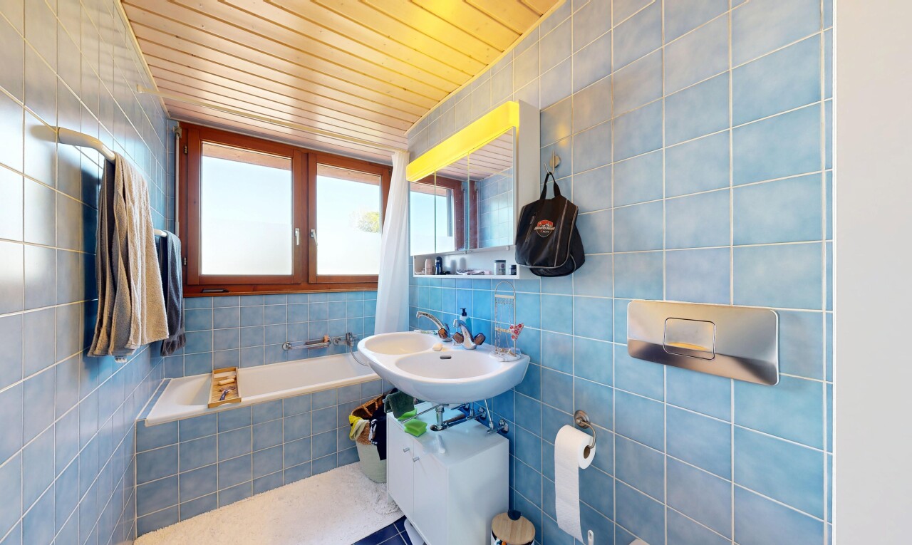 salle de bains avec tile wall, mur en carrelage, salle de bain complète, miroir, et natural light