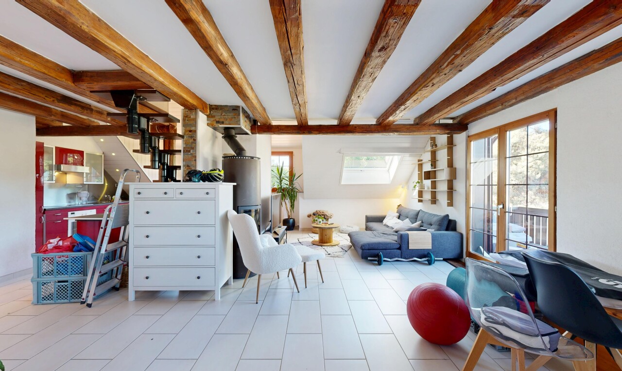 salon / salle à manger avec inside property, plafond à poutres, beamed ceiling, lumière naturelle, et natural light