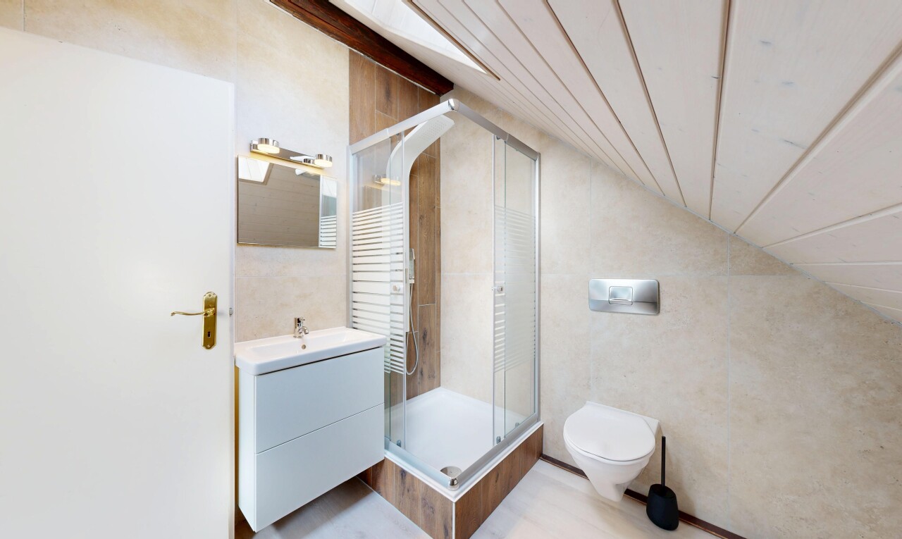 salle de bains avec plafond voûté, vaulted ceiling, lavabo (ou coiffeuse selon le contexte), douche, et salle de bain complète