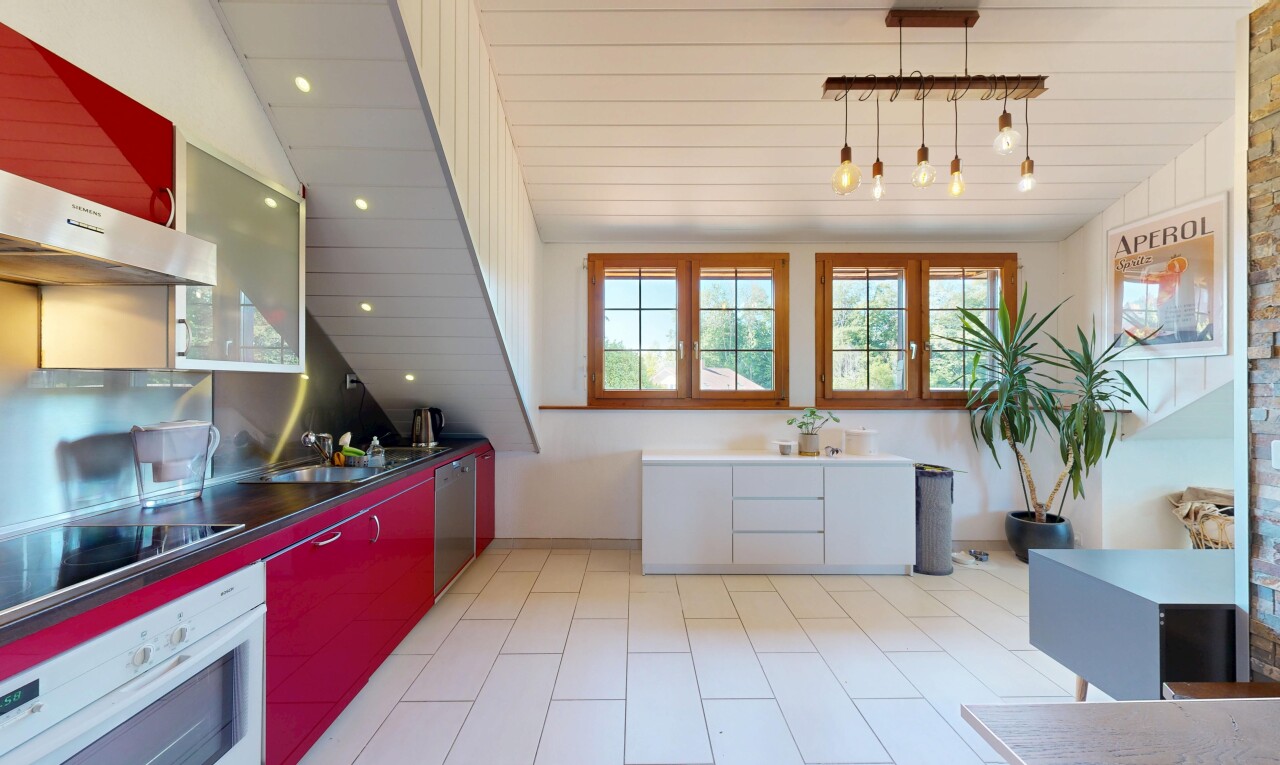cuisine avec four, light floor, inside property, dark countertops, et plafond voûté