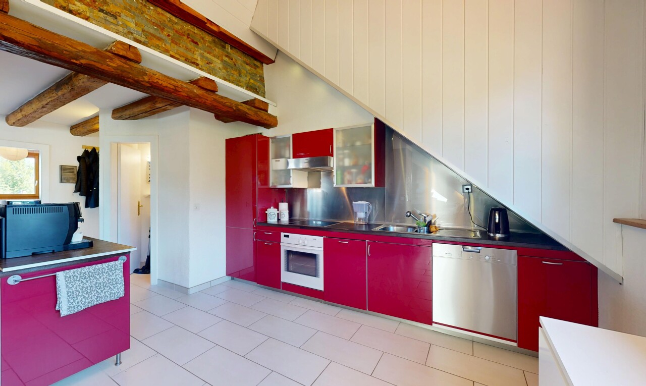 cuisine avec light floor, armoires rouges, red cabinets, four, et plans de travail