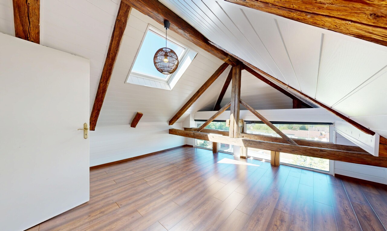 pièce vide avec natural light, lumière naturelle, inside property, wood finish floor, et sol en finition bois