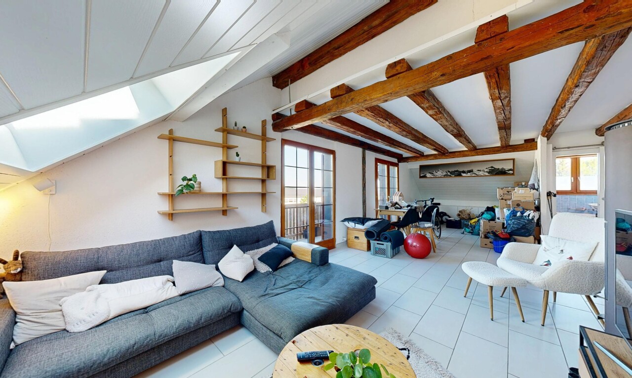 salon avec inside property, plafond à poutres, beamed ceiling, lumière naturelle, et natural light