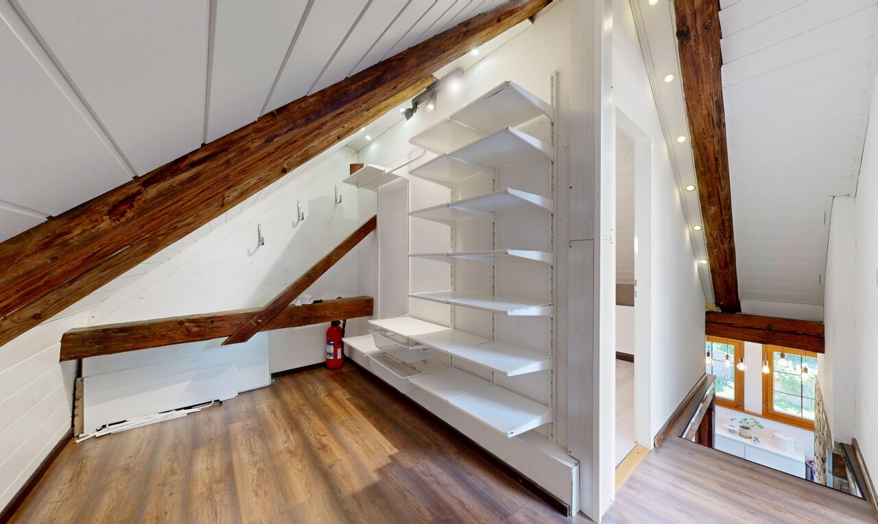 escaliers avec plafond à poutres, beamed ceiling, sol en finition bois, wood finish floor, et inside property