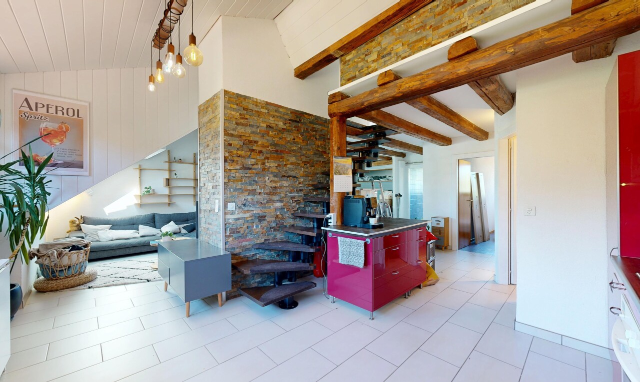 escaliers avec mur en pierre, stone wall, inside property, plafond haut, et high ceiling