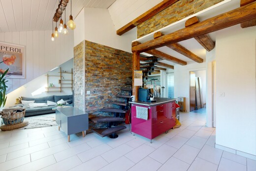 escaliers avec mur en pierre, stone wall, inside property, plafond haut, et high ceiling