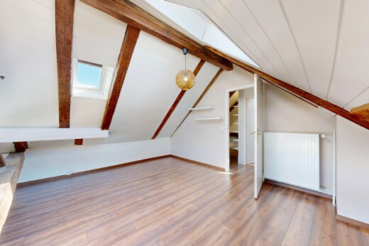 pièce vide avec puits de lumière, radiateur, cloison sèche, drywall, et inside property