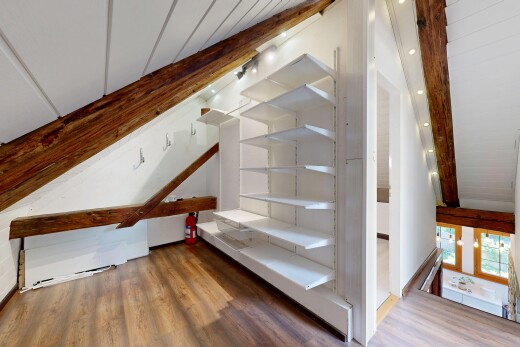 escaliers avec plafond à poutres, beamed ceiling, sol en finition bois, wood finish floor, et inside property