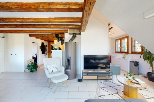 salon avec télévision, inside property, lumière naturelle, natural light, et chauffe-eau