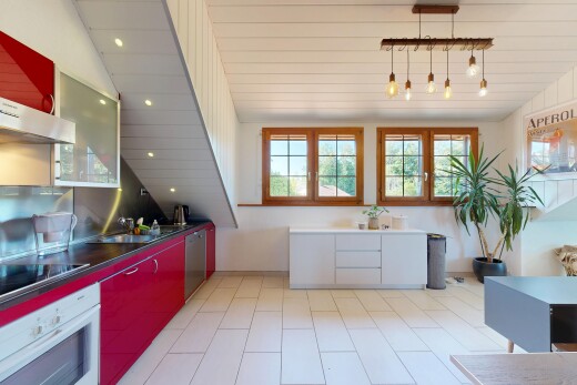 cuisine avec four, light floor, inside property, dark countertops, et plafond voûté