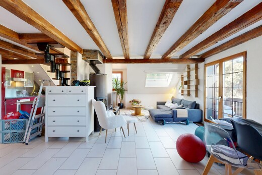 salon / salle à manger avec inside property, plafond à poutres, beamed ceiling, lumière naturelle, et natural light