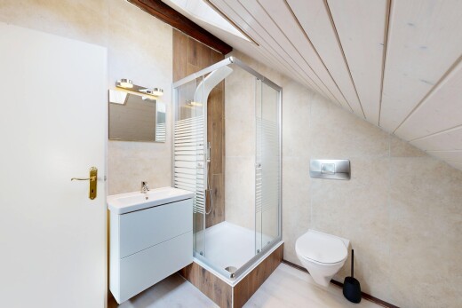 salle de bains avec plafond voûté, vaulted ceiling, lavabo (ou coiffeuse selon le contexte), douche, et salle de bain complète