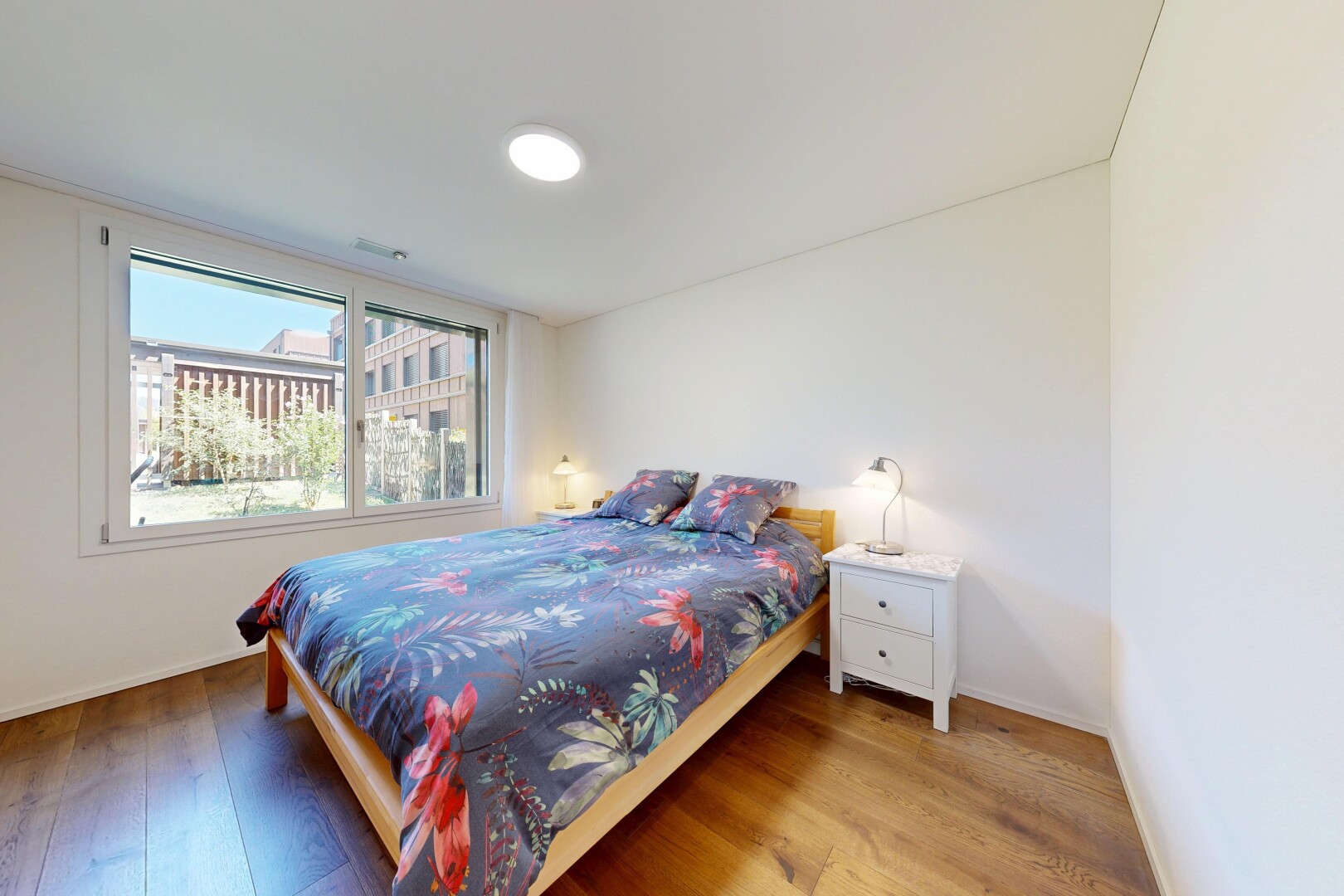 zimmer / schlafzimmer mit gipskartonwand, drywall, holzfußboden, wood finish floor, und inside property