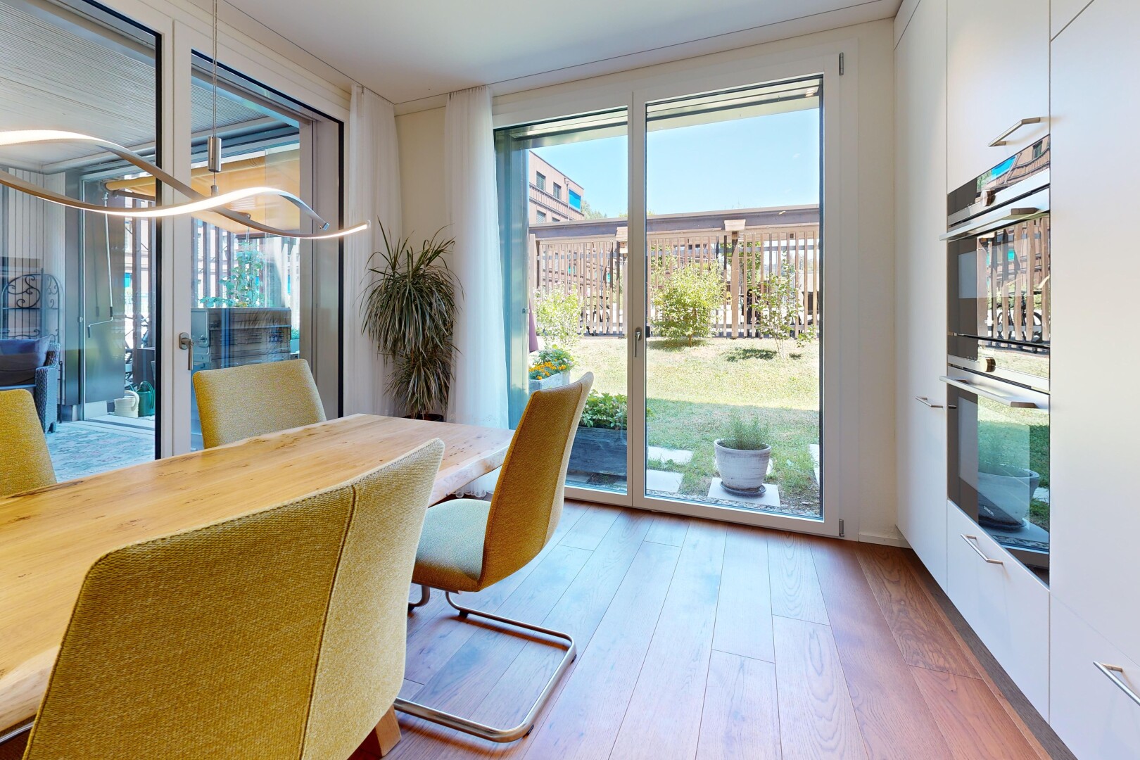 esszimmer mit day time, holzfußboden, wood finish floor, und inside property