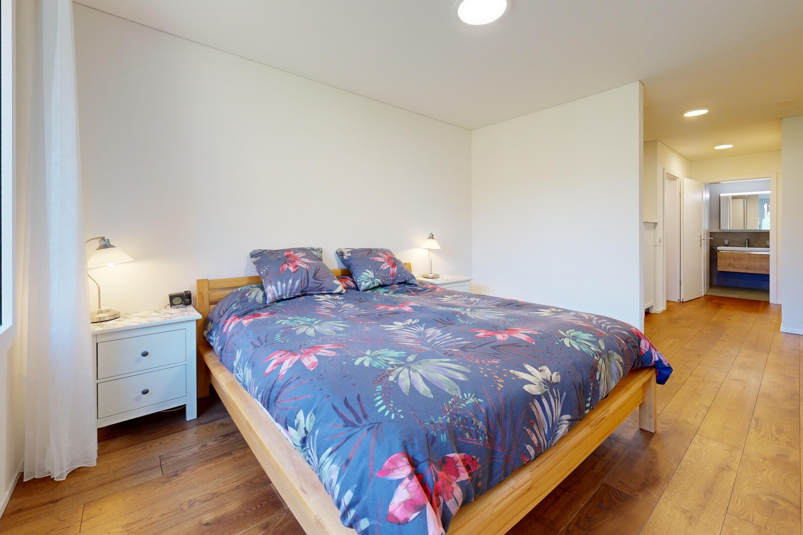 zimmer / schlafzimmer mit gipskartonwand, drywall, holzfußboden, wood finish floor, und inside property