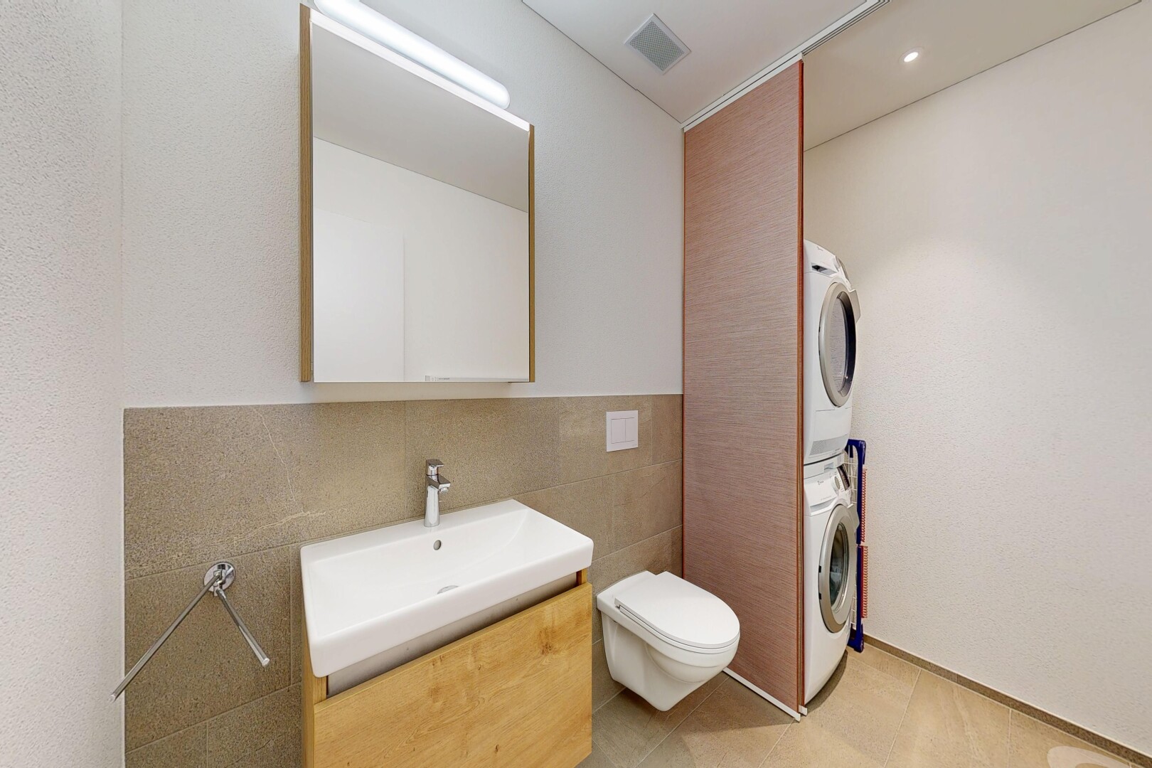 bad mit fliesenwand, tile wall, waschturm, schminktisch, und waschbecken