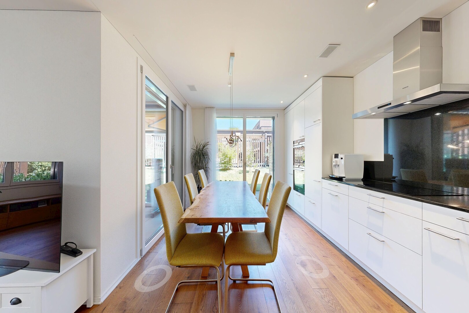 küche mit dunstabzugshaube, flat panel cabinets, schränke mit flachen paneelen, white cabinets, und weiße schränke