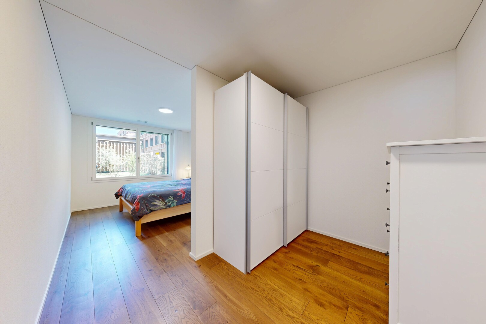 zimmer / schlafzimmer mit holzfußboden, wood finish floor, gipskartonwand, drywall, und inside property